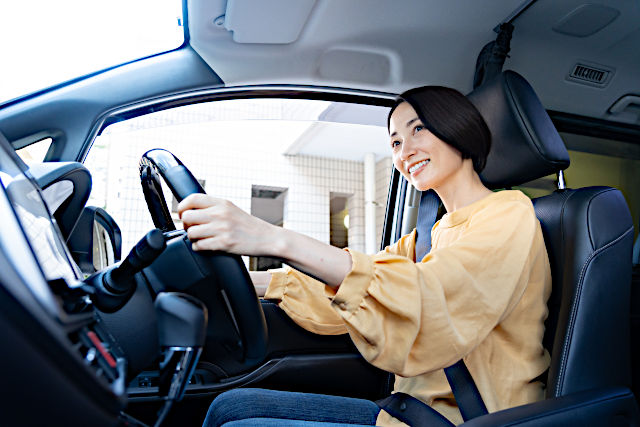 運転をしている女性