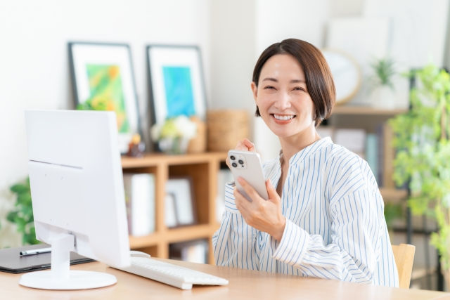 朝：笑顔の女性